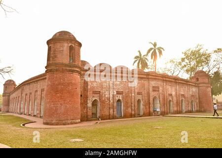 Bagerhat. Januar 2020. Das Foto, das am 12. Januar 2020 aufgenommen wurde, zeigt Sechzig Kuppelmoscheen in Bagerhat, Bangladesch. Die Sixty Dome Moschee gehört zum UNESCO-Weltkulturerbe. Kredit: Str/Xinhua/Alamy Live News Stockfoto