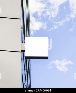 Blank weißes Quadrat Zeichen auf Glas Wand Mockup, Himmel Hintergrund Stockfoto