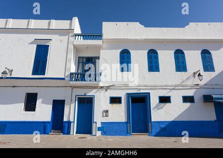 Weißen und Blauen Gebäude in Medina von Asilah (auch bekannt als Arzeila), Marokko Stockfoto