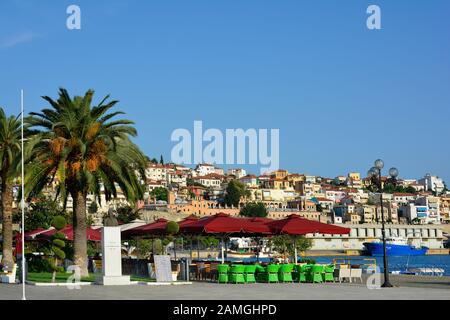 Kavala, Griechenland - 17. September 2015: Bunte Café-Stühle an der Promenade am Hafen mit Blick auf die Halbinsel Panaghia Stockfoto