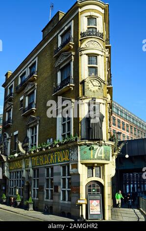 London, Großbritannien - 19. Januar 2016: Traditionelles Pub - The Black Friar - an der Blackfriars Bridge Stockfoto