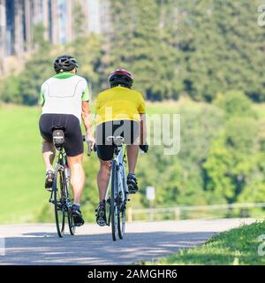 Paar eine Radtour auf Race Fahrrad an einem sonnigen Nachmittag im bayerischen Allgäu Stockfoto