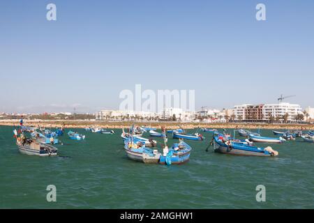 Viele Fischerboote im Hafen von Asilah (auch bekannt als Arzeila), Marokko Stockfoto