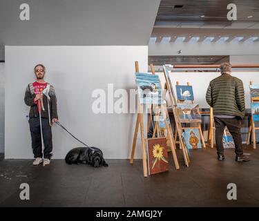 Visuell gehindertes Männchen mit Rohrstock und Hund, Kulturtag, (Menningarkott) Reykjavik, Island Stockfoto