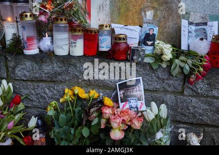 Hamburg, Deutschland. Januar 2020. Vor dem Eingang zur Wohnung des verstorbenen Schauspielers Jan Fedder stehen Blumen, Kerzen und Bilder. Kredit: Georg Wendt / dpa / Alamy Live News Stockfoto