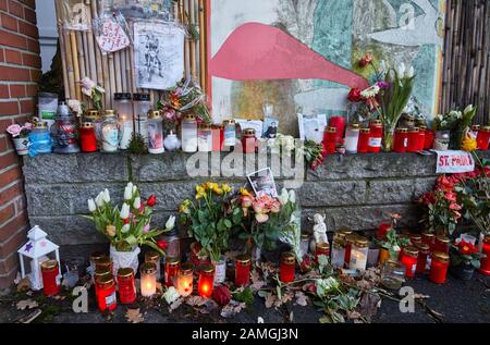 Hamburg, Deutschland. Januar 2020. Vor dem Eingang zur Wohnung des verstorbenen Schauspielers Jan Fedder stehen Blumen, Kerzen und Bilder. Kredit: Georg Wendt / dpa / Alamy Live News Stockfoto