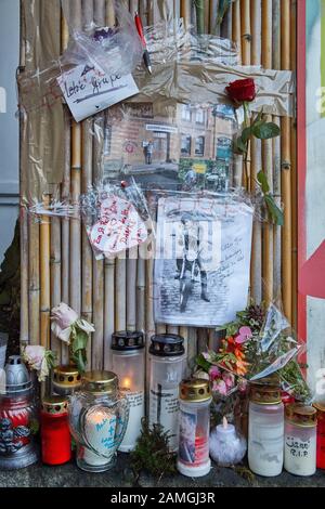 Hamburg, Deutschland. Januar 2020. Vor dem Eingang zur Wohnung des verstorbenen Schauspielers Jan Fedder stehen Blumen, Kerzen und Bilder. Kredit: Georg Wendt / dpa / Alamy Live News Stockfoto