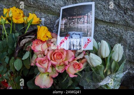 Hamburg, Deutschland. Januar 2020. Vor dem Eingang zur Wohnung des verstorbenen Schauspielers Jan Fedder stehen Blumen, Kerzen und Bilder. Kredit: Georg Wendt / dpa / Alamy Live News Stockfoto