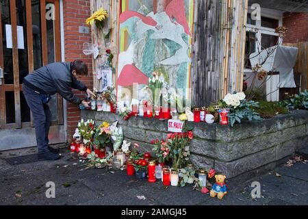 Hamburg, Deutschland. Januar 2020. Die Nachbarin Carmen Merks legt eine Kerze am Eingang der Wohnung des verstorbenen Schauspielers Jan Fedder ab. Kredit: Georg Wendt / dpa / Alamy Live News Stockfoto