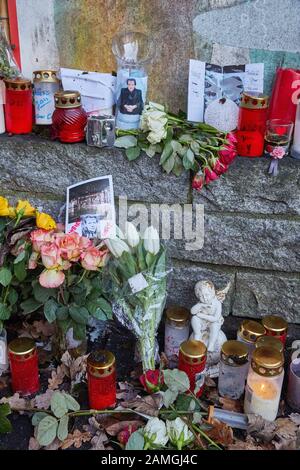 Hamburg, Deutschland. Januar 2020. Vor dem Eingang zur Wohnung des verstorbenen Schauspielers Jan Fedder stehen Blumen, Kerzen und Bilder. Kredit: Georg Wendt / dpa / Alamy Live News Stockfoto