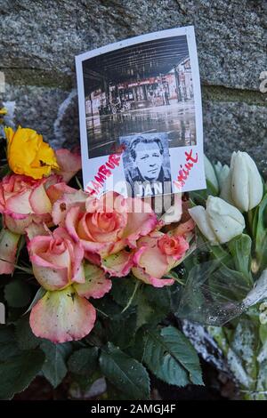 Hamburg, Deutschland. Januar 2020. Vor dem Eingang zur Wohnung des verstorbenen Schauspielers Jan Fedder stehen Blumen, Kerzen und Bilder. Kredit: Georg Wendt / dpa / Alamy Live News Stockfoto