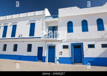 Weißen und Blauen Gebäude in Medina von Asilah (auch bekannt als Arzeila), Marokko Stockfoto