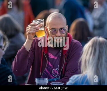 Mann mit einem Bier, Kulturtag, (Menningarnott) Reykjavik, Island Stockfoto
