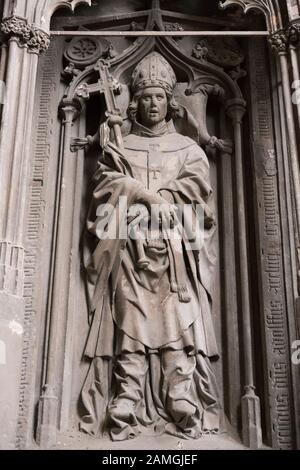 Eltville/Deutschland - Dezember 2019: Statue und Nischengrave von Adolf II. In der Basilika des Klosters Eberbach. Stockfoto