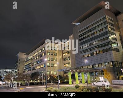 Nachtansicht des medizinischen Zentrums der University of California San Francisco (UCSF) in Mission Bay, San Francisco, Kalifornien, 2. Dezember 2019. () Stockfoto