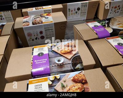 Nahaufnahme einer Anzeige von Amazon Meal Kits, vorverpackten Zutaten und Rezepten, die von Amazon.com im Rahmen der Übernahme der gehobenen Lebensmittelkette Whole Foods Market, San Ramon, Kalifornien, am 10. Dezember 2019 angeboten werden. () Stockfoto