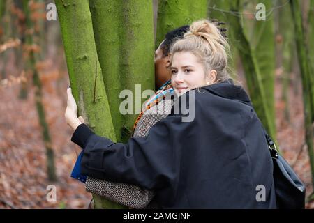 Junges interkulturelles und glückliches Studentenpaar bei einem Winterspaziergang in Bottrop, Deutschland. Stockfoto