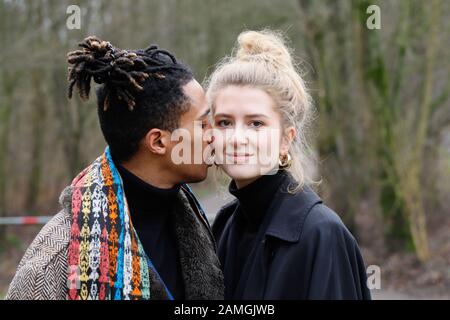 Junges interkulturelles kaukasisch-hispanisches Studentenpaar bei einem Winterspaziergang in Bottrop, Deutschland. Stockfoto