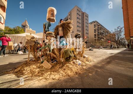 Las Fallas, Papermache-Modelle werden in der traditionellen Feier in Lobpreis des heiligen Joseph am 15.2019 gebaut und gebrannt. Barrio Benimaclet Stockfoto