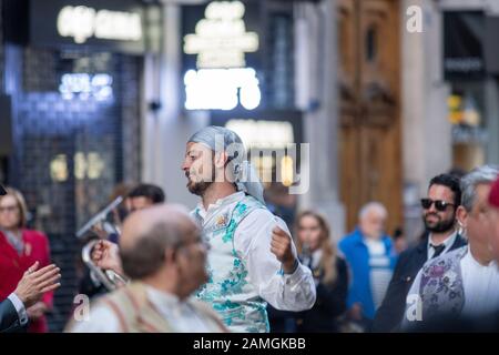 Fallera Commission paradiert die Calle de la Paz, von vorne gesehen, während des Fallas-Angebots. Valencia, Spanien - 18. März 2019 Stockfoto