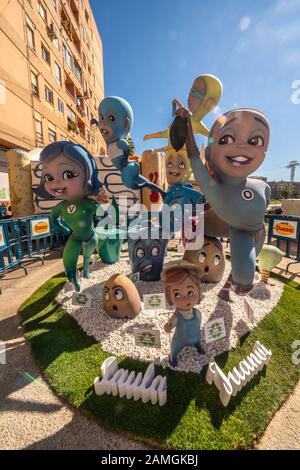 Las Fallas, Papermache-Modelle werden in der traditionellen Feier in Lobpreis des heiligen Joseph am 15.2019 gebaut und gebrannt. Barrio Benimaclet Stockfoto