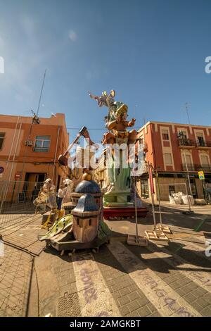 Las Fallas, Papermache-Modelle werden in der traditionellen Feier in Lobpreis des heiligen Joseph am 15.2019 gebaut und gebrannt. Barrio Benimaclet Stockfoto