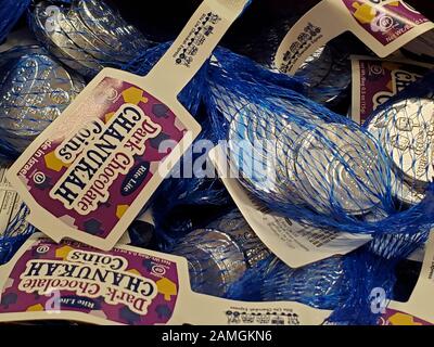 Nahaufnahme von Chanukkah (Hanukkah) gelt, Schokoladenmünzen, mit denen das Traumspiel während der traditionellen Feiertage im Judaismus, Lafayette, Kalifornien, am 13. Dezember 2019 gespielt wurde. () Stockfoto