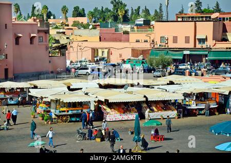 Marrakesch, Marokko - 23. November 2014: Unidentifizierte Menschen, Kioske und Marktstände auf Djemaa el-Fna, Unesco-Weltkulturerbe und bevorzugter Ort Stockfoto