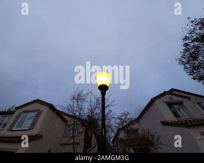 Nahaufnahme der Straßenleuchte, die ein typisches orangefarbenes Leuchten eines Natriumdampflichts zeigt, San Ramon, Kalifornien, 18. Dezember 2019. Da mehr Bereiche auf LED-Straßenbeleuchtung umstellen, steigt die Farbtemperatur von Nachtlichtern, von dunkelgelb von Natriumdampflampen bis zu hellweiß von LEDs. () Stockfoto