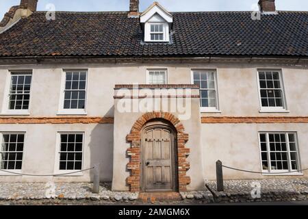 Traditionelle Feuersteinhäuser im Dorf Cley Next The Sea, North Norfolk, Großbritannien Stockfoto