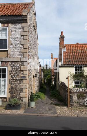 Traditionelle Feuersteinhäuser im Dorf Cley Next The Sea, North Norfolk, Großbritannien Stockfoto