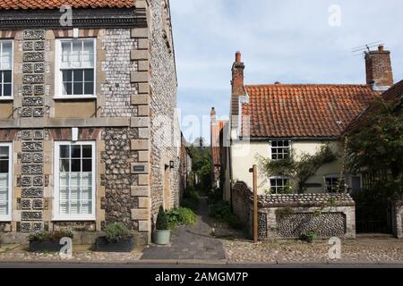 Traditionelle Feuersteinhäuser im Dorf Cley Next The Sea, North Norfolk, Großbritannien Stockfoto