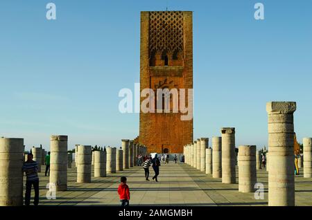 Rabat, Marokko - 18. November 2014: Unidentifizierte Touristen, die an der Stelle von Hassan Tower alias Tour Hassan aufbrechen - ein Minarett und Wahrzeichen der Stadt Stockfoto