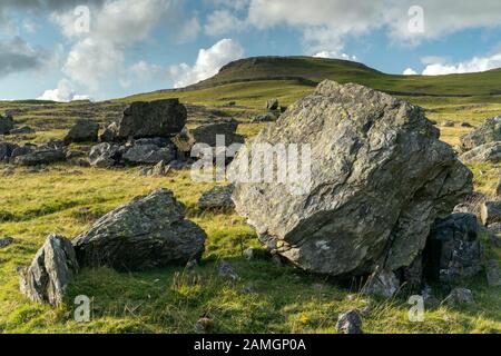 Die norber Findlinge, eiszeitliche Findlinge am südlichen Hang des Ingleborough, Yorkshire Dales National Park, England Stockfoto