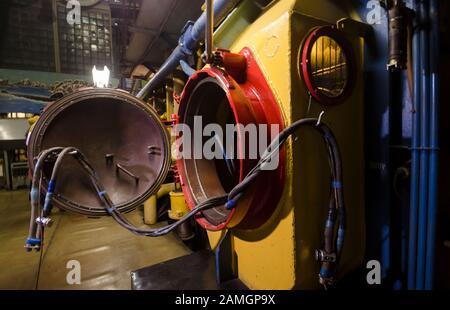 Abgedichtete Kammer zum Spezialschweißen von Metallen Stockfoto