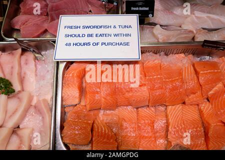 Lachs, Schwertfisch und Thunfisch zum Verkauf in gekühlten Anzeige auf E. Ashton Fischhändler stall in Cardiff in Wales Großbritannien Großbritannien KATHY DEWITT Stockfoto