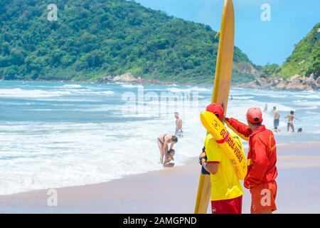 Guaruja - SP, Brasilien - 20. November 2019: Rettungsschwimmer der Feuerwehr beobachten sorgfältig und kümmern sich um die Sonnenanbeter in Praia do Tombo bea Stockfoto