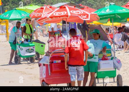 Guaruja - SP, Brasilien - 20. November 2019: Anbieter verkaufen Eis am Strand. Eiskarre am Strand Praia do Tombo. Stockfoto