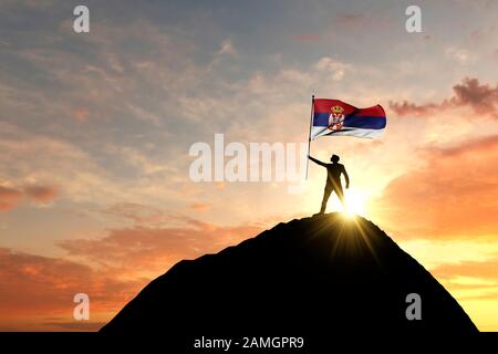 Serbische Flagge, die auf dem Gipfel eines Berggipfels geschwenkt wird. 3D-Rendering Stockfoto