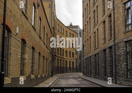 Historische, enge Straße in Southwark, London. Valentine Place existiert seit dem 18. Jahrhundert und wurde vom aktuellen Lagerhaus und von der faktischen überholt Stockfoto