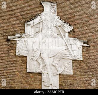 Die schwarze Friar-Skulptur von Edward Bainbridge Copnall ist seit 1958 an der Seite einiger Geschäfte und Apartments in Southwark, London, zu sehen. Stockfoto