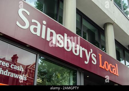 London, Großbritannien - 20. Juli 2019: Schild über der Einfahrt zu einem Sainsbury's Lokalen Supermarkt auf einer Straße in Southwark, London. Der kleinere Supermarke Stockfoto