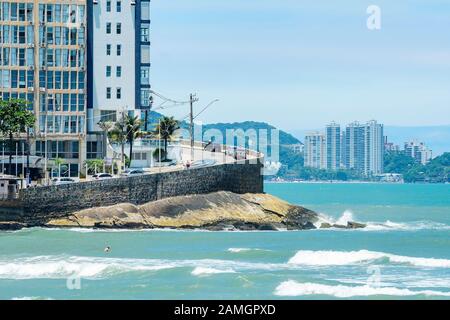 Guaruja - SP, Brasilien - 20. November 2019: Meer von Praia das Pitangueiras Strand und die Gebäude des Hügels des Morro da Campina-Hügels. Stockfoto