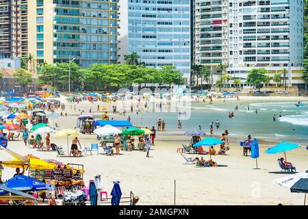 Guaruja - SP, Brasilien - 20. November 2019: Sonnenanbeter am Strand Praia das Pitangueiras, dem wichtigsten städtischen Strand der Stadt. Stockfoto