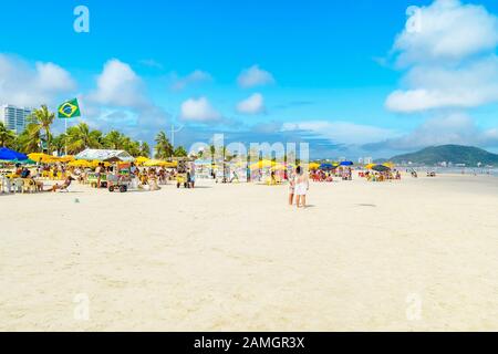 Guaruja - SP, Brasilien - 20. November 2019: Sonnenbäder am Strand Praia da Enseada an einem sonnigen Tag. Stockfoto