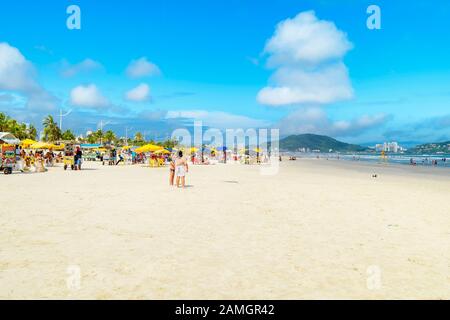 Guaruja - SP, Brasilien - 20. November 2019: Sonnenbäder am Strand Praia da Enseada an einem sonnigen Tag. Stockfoto