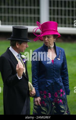 Royal Ascot Ladies Day, Ascot Races, Berkshire, Großbritannien. Juni 2014. John Warren und Prinzessin Anne im Paradering bei Ascot Races. Kredit: Maureen McLean/Alamy Stockfoto