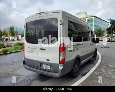 Bay City Medical Transport - Krankenwagen für medizinische Transporte, nicht im Notfall, im UCSF Medical Center in Mission Bay, San Francisco, Kalifornien, 9. Januar 2020. () Stockfoto