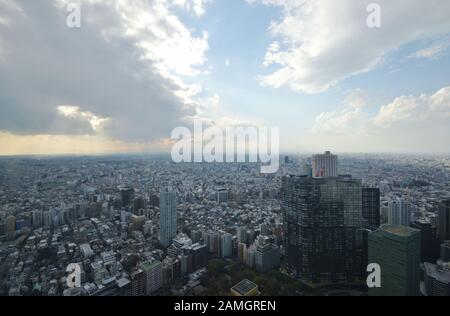 Blick auf die Stadt von der Spitze des zweiten Turms der Tokioter Metropolitanregierung Stockfoto