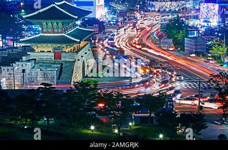 Erhöhte Sicht auf das Heunginjimun-Tor (eines der 8 Tore von Seoul) in Seoul beleuchtet nachts, erbaut 1398 Stockfoto